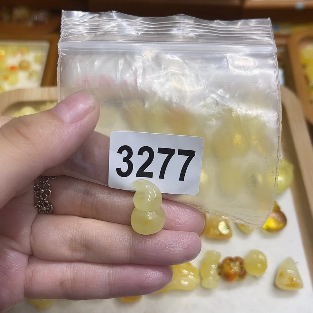 琥珀未镶嵌颈饰蜜蜡