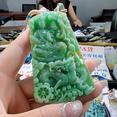 翡翠未镶嵌颈饰一个