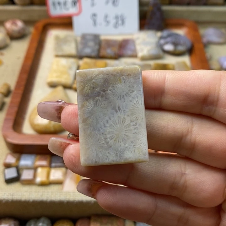 颈饰合金石英岩玉