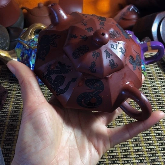 紫砂茶壶原矿泥料手工制作的紫砂壶。