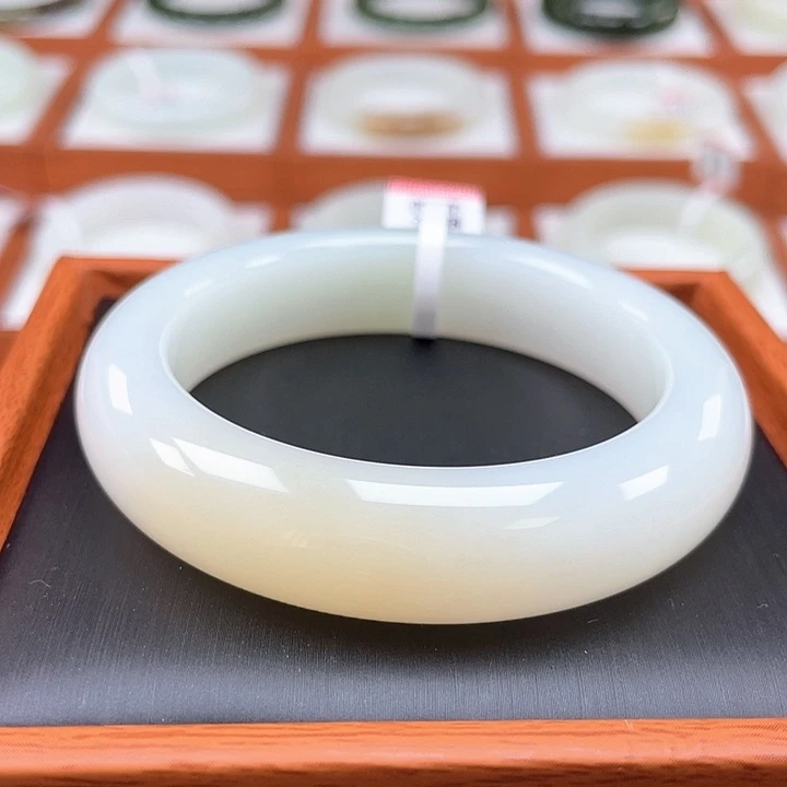 未镶嵌手镯和田玉羊脂级别蜂蜜糖