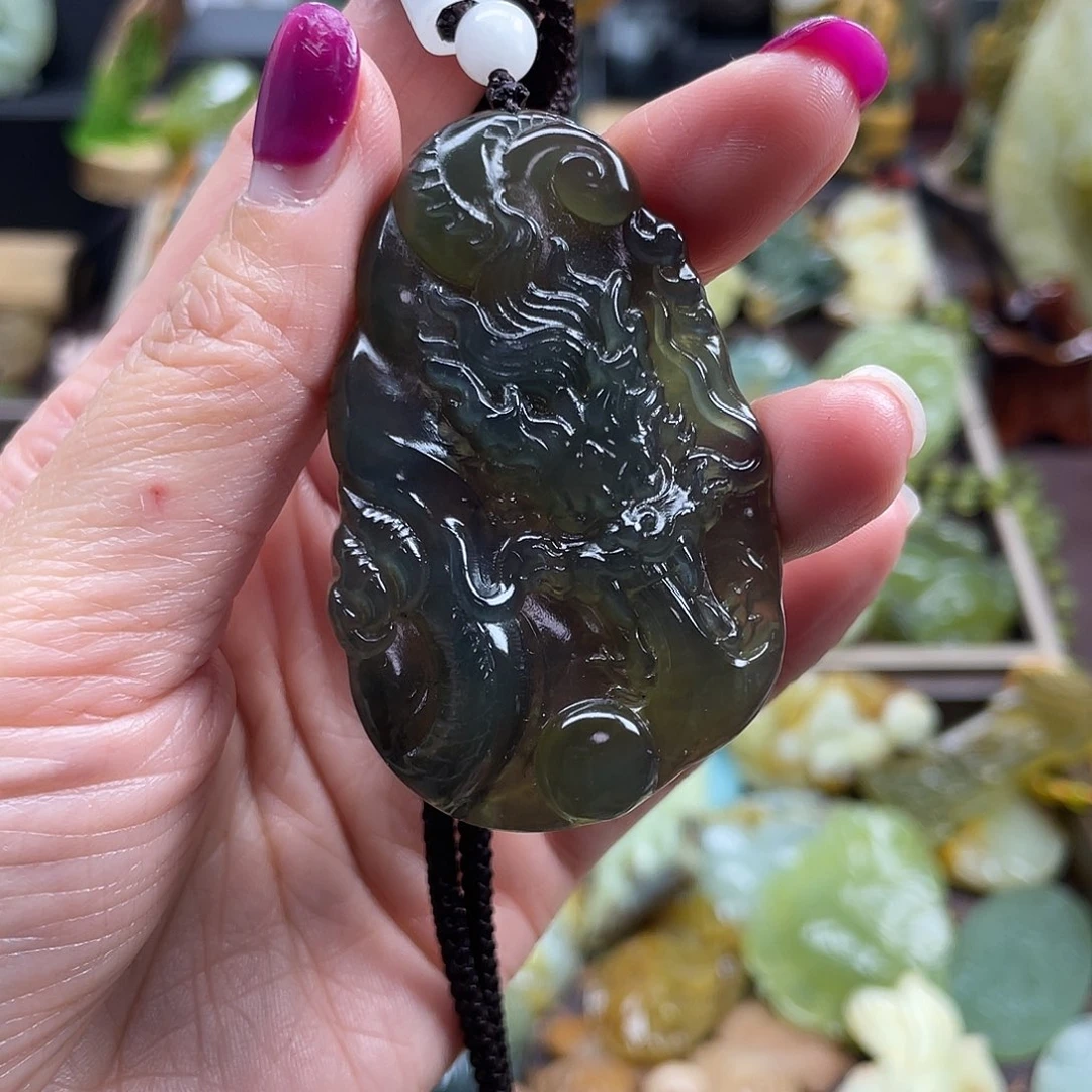 蛇纹石玉颈饰未镶嵌岫玉龙牌
