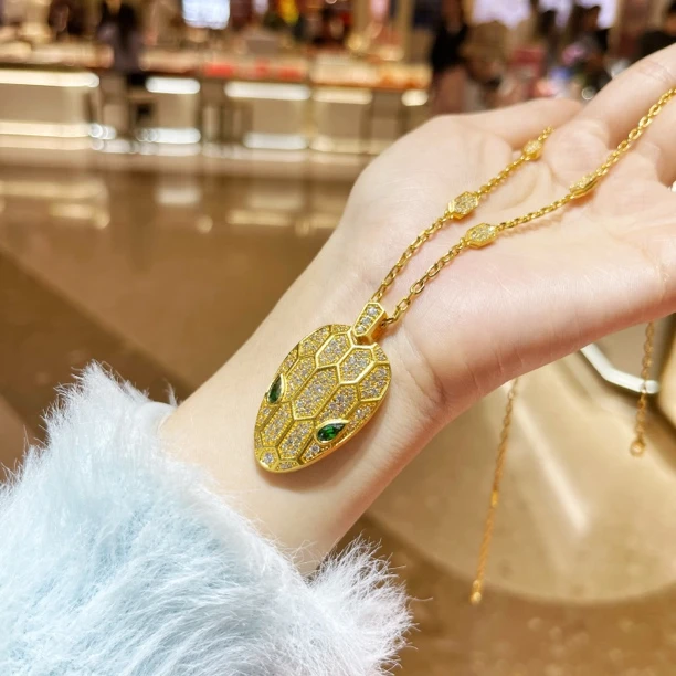 吊坠足银锆石 Y 蛇头、蛇链套链——青春永驻