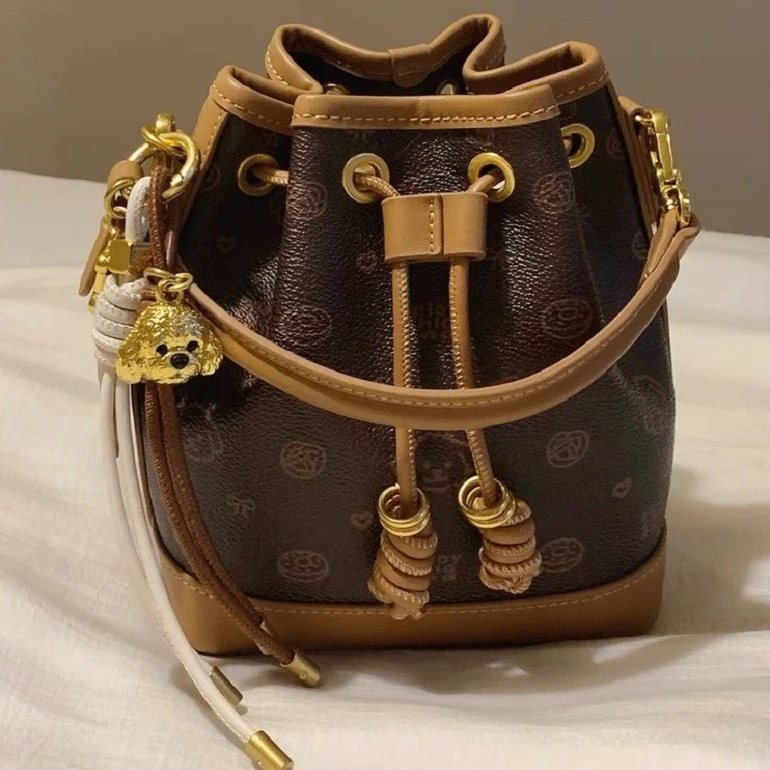 2025超火肩包小众小包包女单肩斜挎包面包小狗维港邂逅水桶包