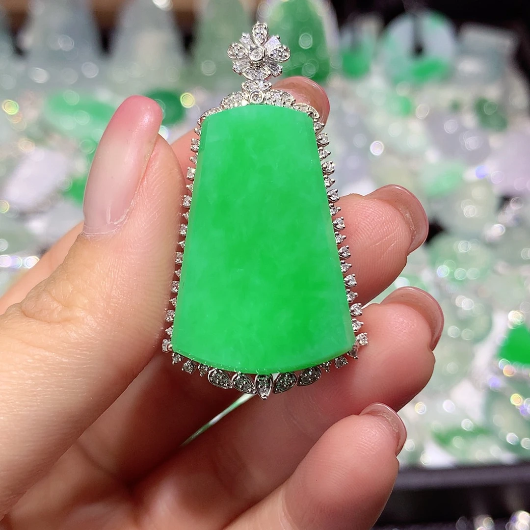 翡翠18K金镶嵌颈饰牌