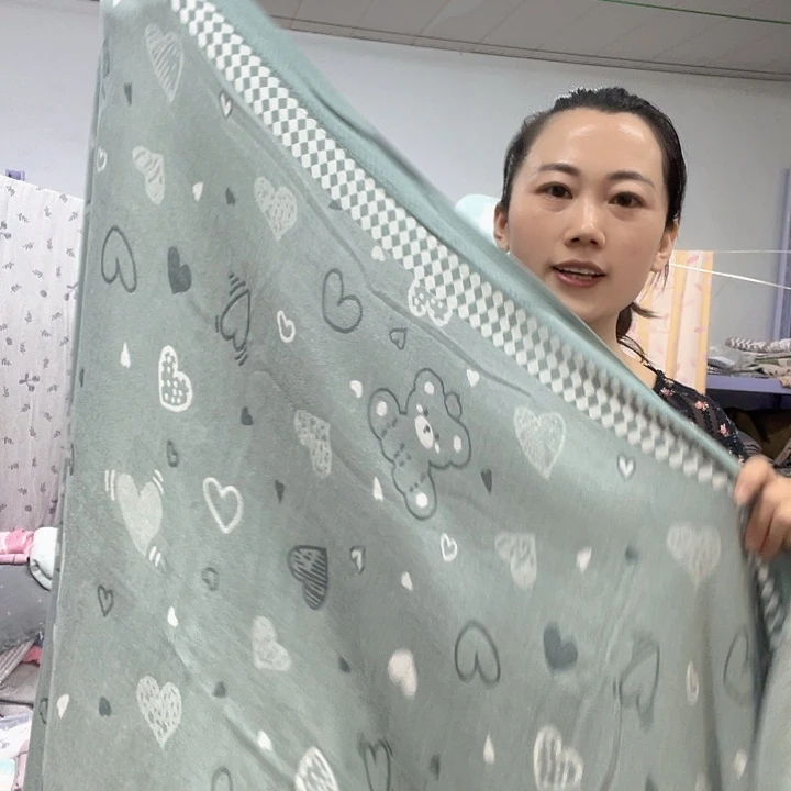 瑕疵款军绿色爱心小熊