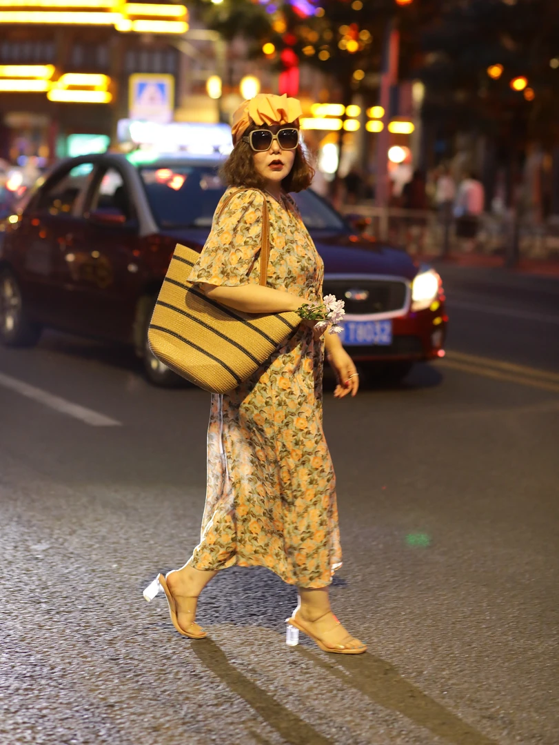 悦己美学2025《盛夏》系列设计师款显瘦碎花V领中长款遮肚子连衣裙