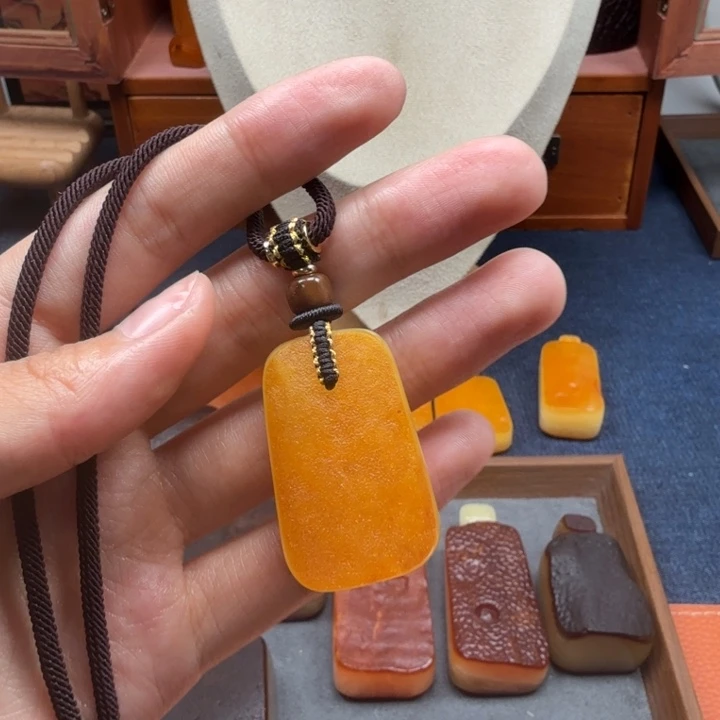 蜜蜡未镶嵌吊坠(赠链)