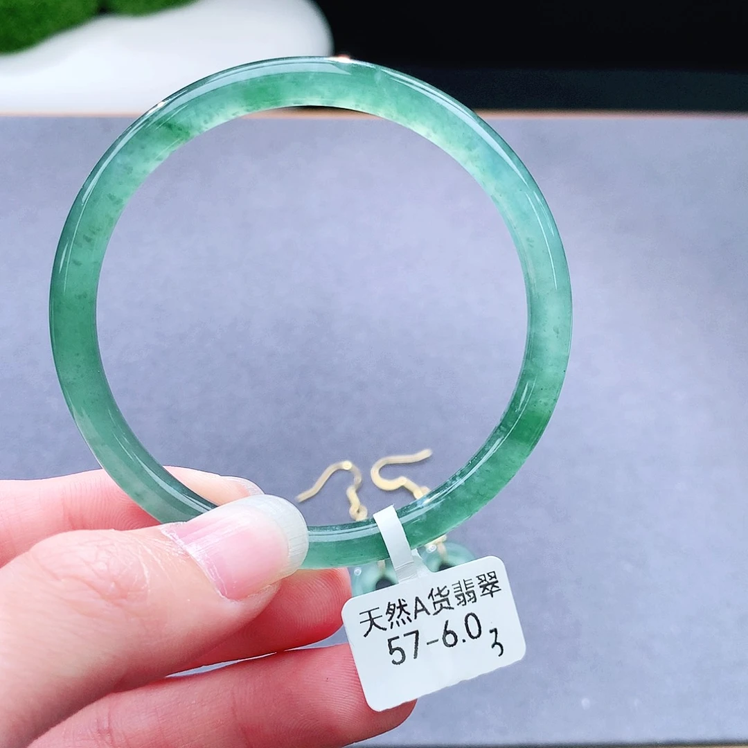 未镶嵌手镯（圆镯）翡翠