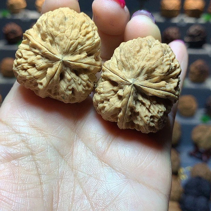 文玩核桃吊坠山羊胡3棱