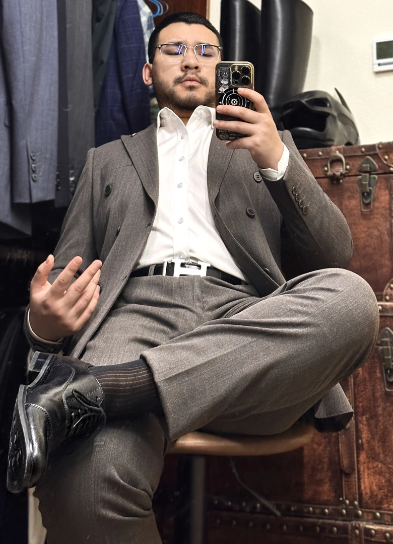 浅咖色戗驳领双排扣商务通勤正装西服套装