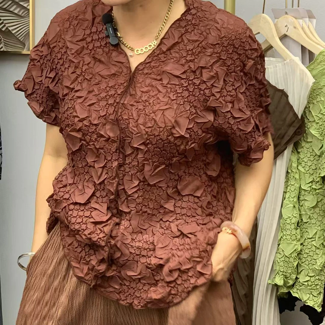 春夏新品褶皱浮雕V领套头上衣显瘦遮肉重工压花上衣