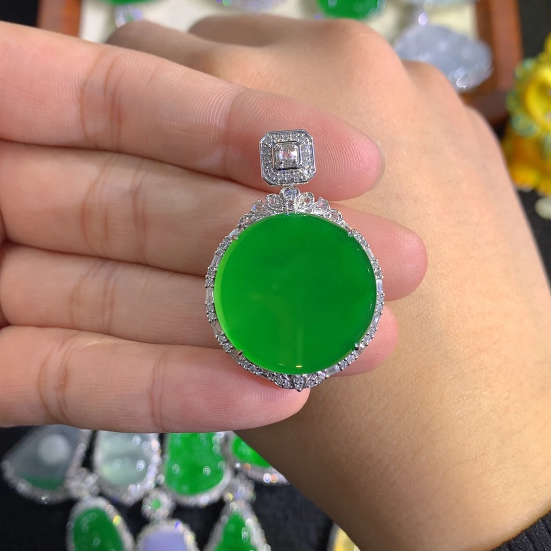 启****翡翠18K金镶嵌颈饰