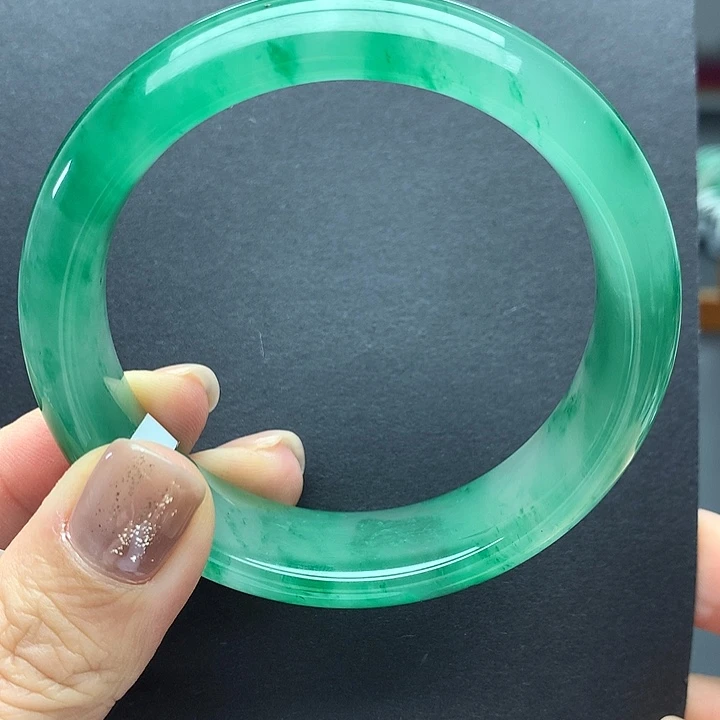 绿****石英质玉未镶嵌手镯