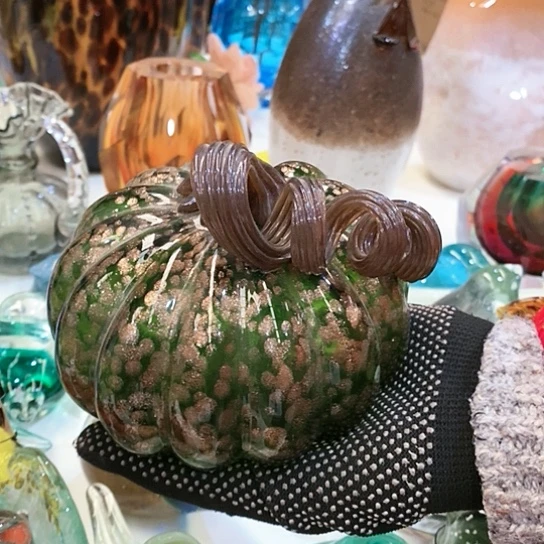 琉璃花瓶高13厘米宽17厘米