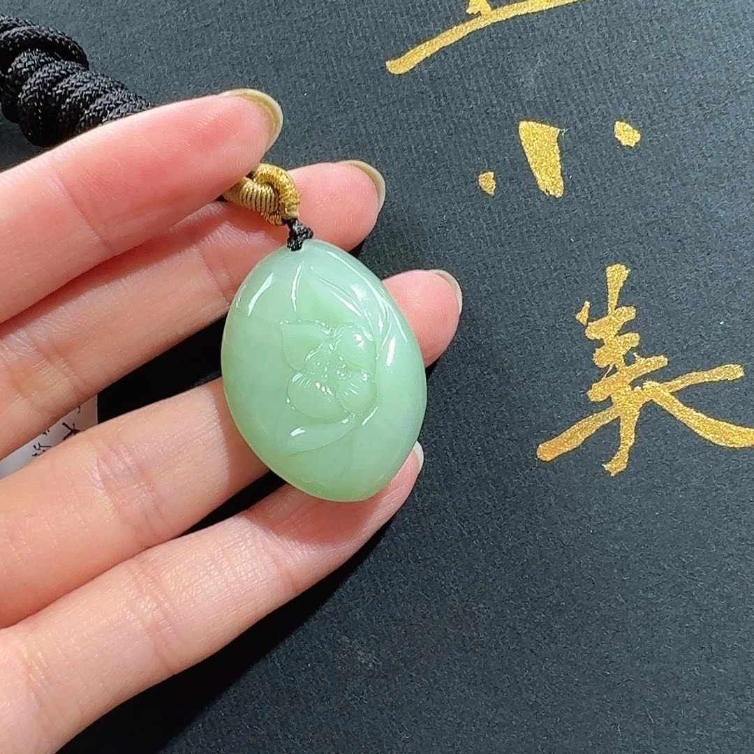 在***动颈饰未镶嵌和田玉黑羊洞碧玉