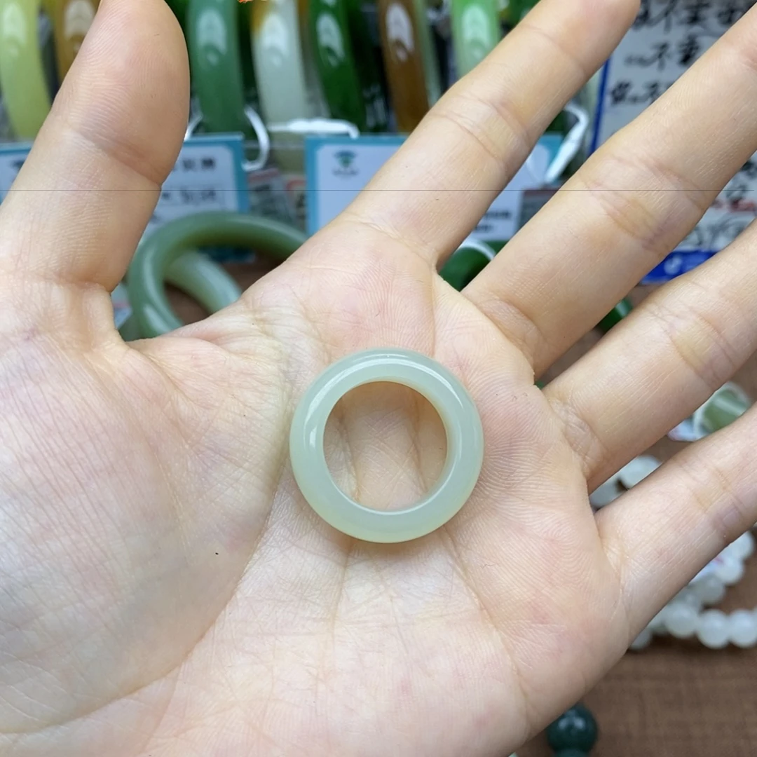 未镶嵌戒圈和田玉