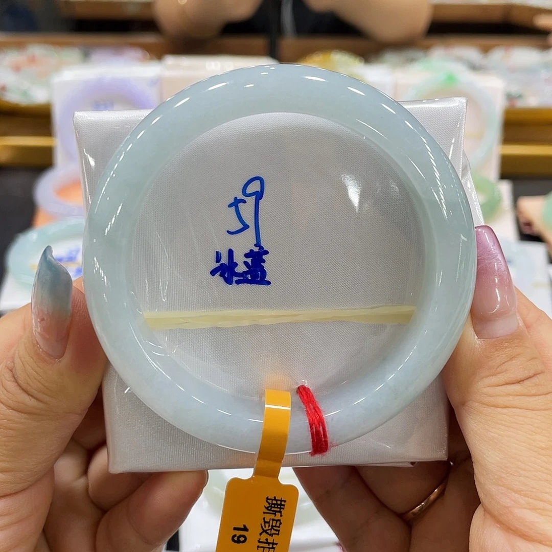 翡翠手镯未镶嵌翡翠