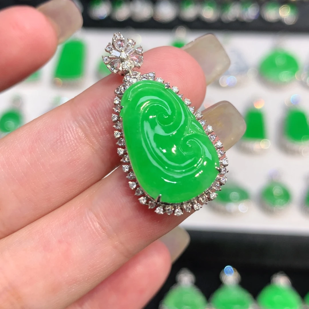 翡翠18K金镶嵌颈饰吊坠