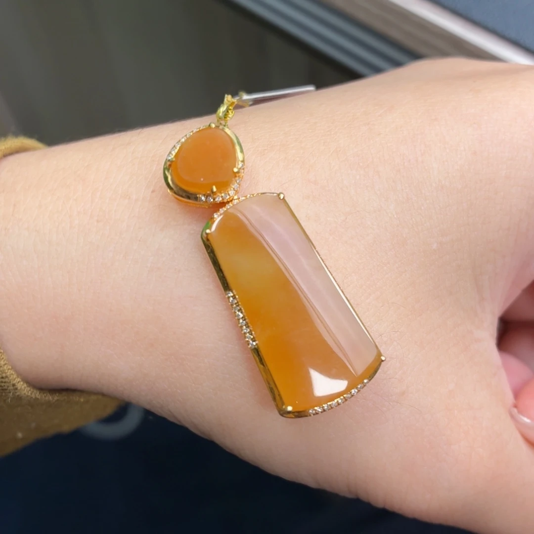 翡翠18K金镶嵌颈饰