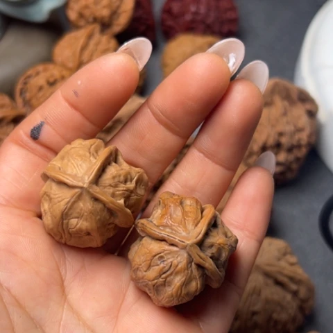 文玩核桃吊坠蛤蟆头三棱小手捻