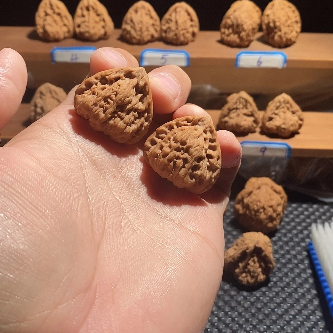把件文玩核桃三角南疆32尺寸带黄