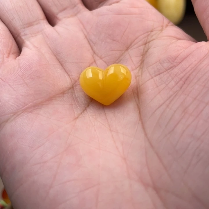 琥珀未镶嵌颈饰如图