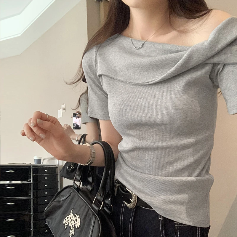 韩系辣妹扭褶斜肩短袖T恤夏季显瘦女2025短款修身纯欲露肩上衣