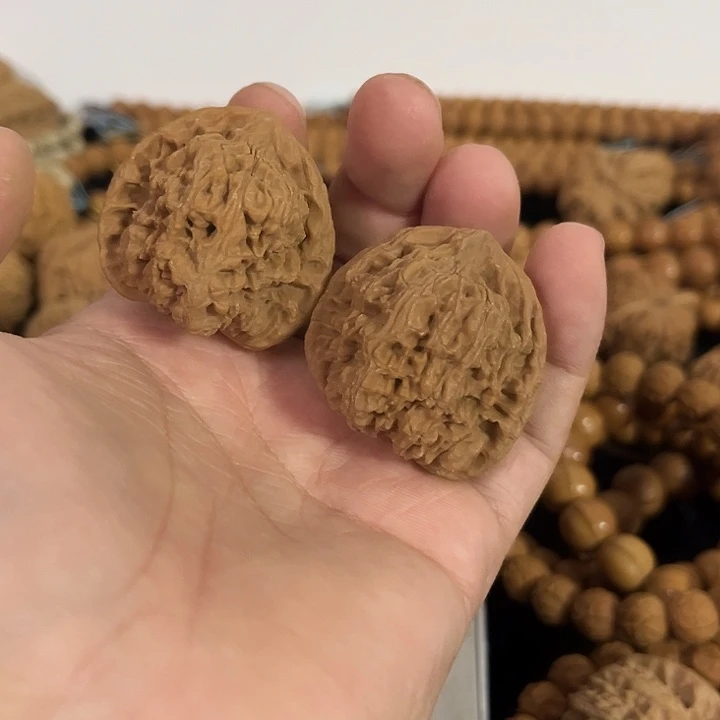 文玩核桃把件38左右微微瑕南疆，编号0013