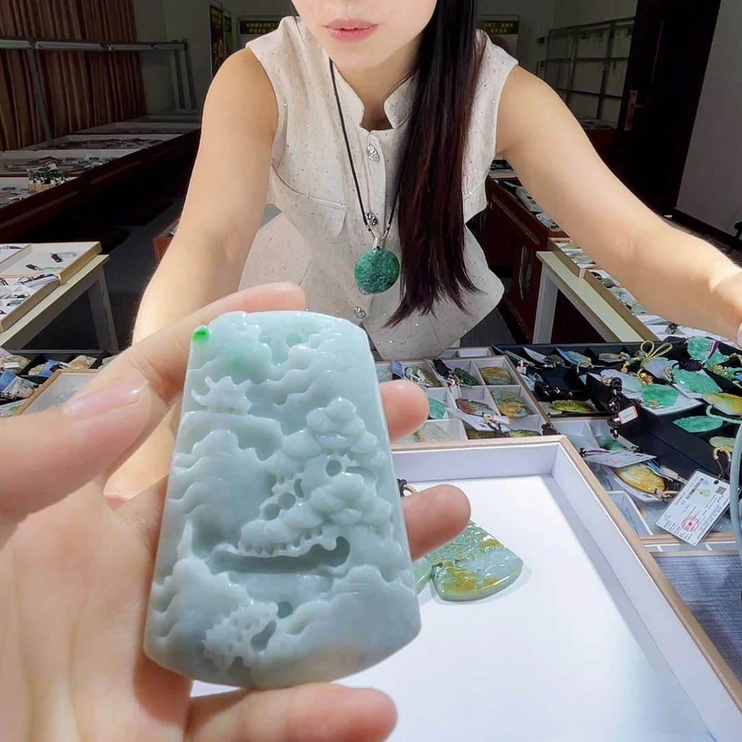 翡翠未镶嵌颈饰一