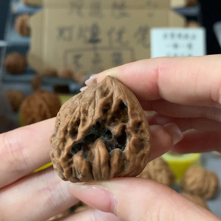 风***暴吊坠文玩核桃异形单只，有瑕疵