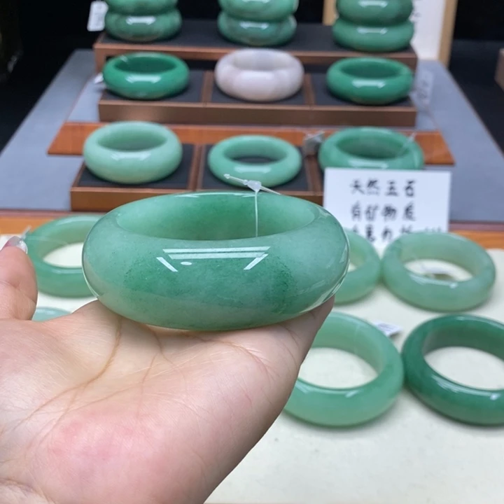 杨***群石英质玉未镶嵌手镯
