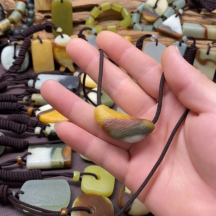 空***响未镶嵌蛇纹石玉颈饰