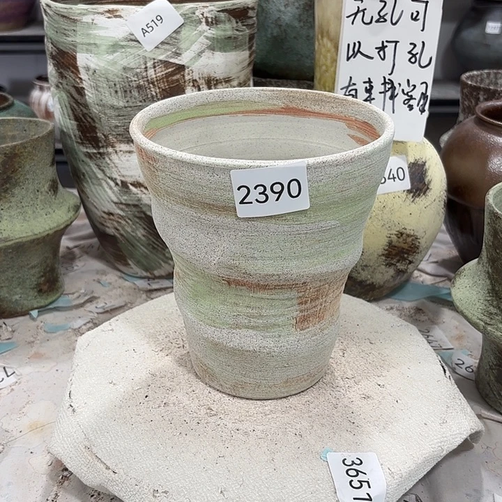 花***。摆件高18，口14.5，有孔2390