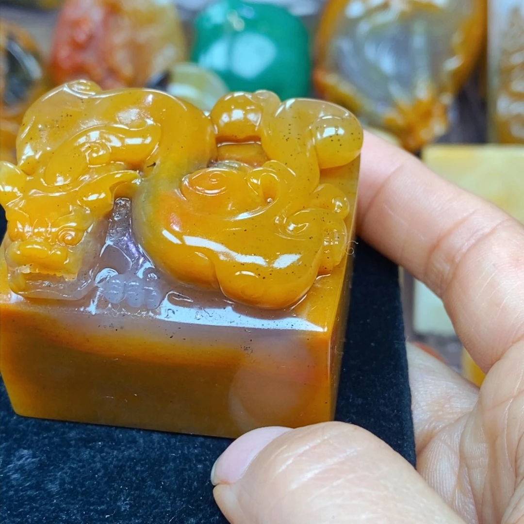 未镶嵌石英质玉（黄龙玉）颈饰