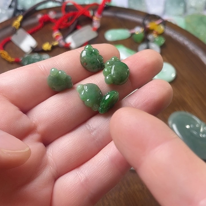 杨***艺翡翠未镶嵌颈饰猫爪