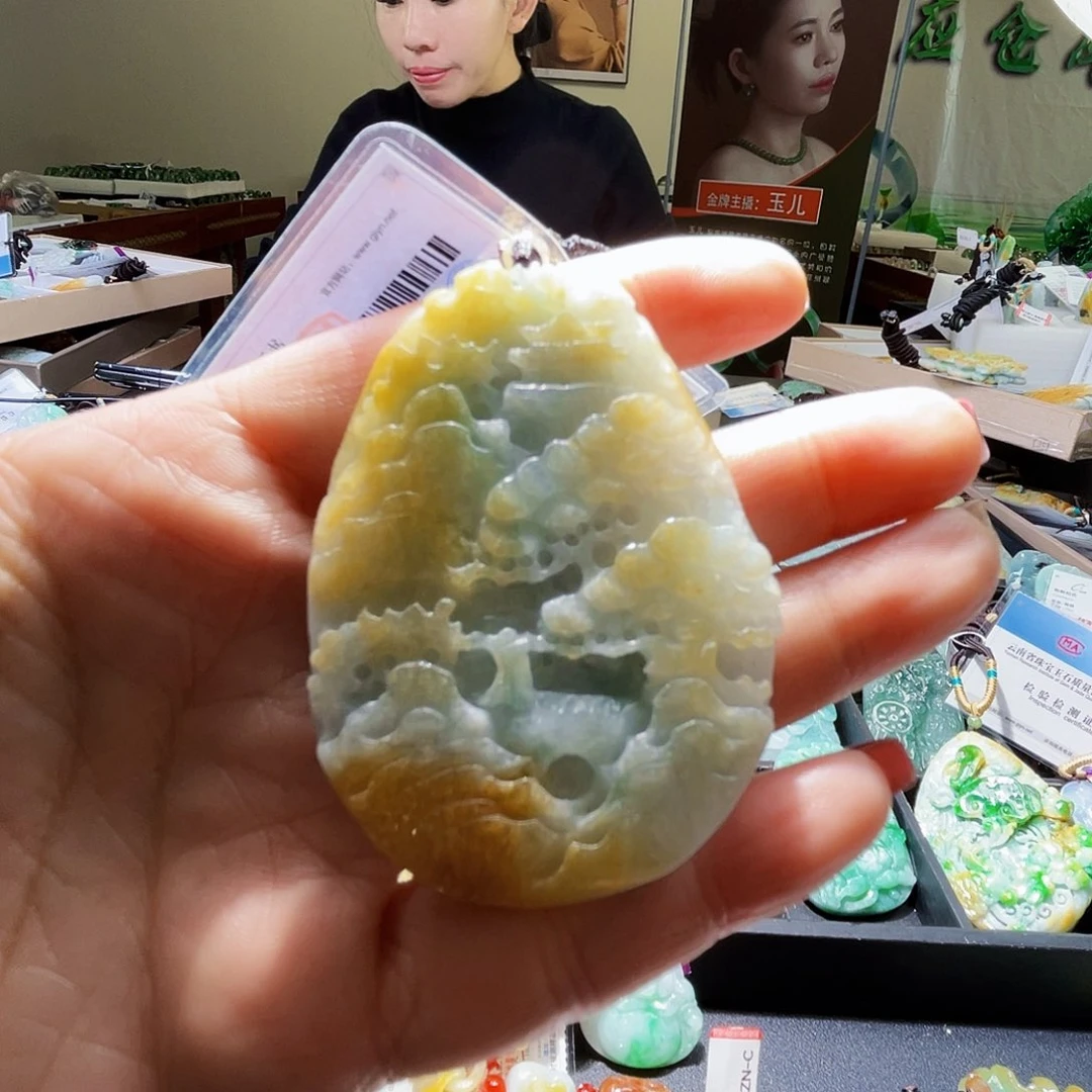 翡翠未镶嵌颈饰一个