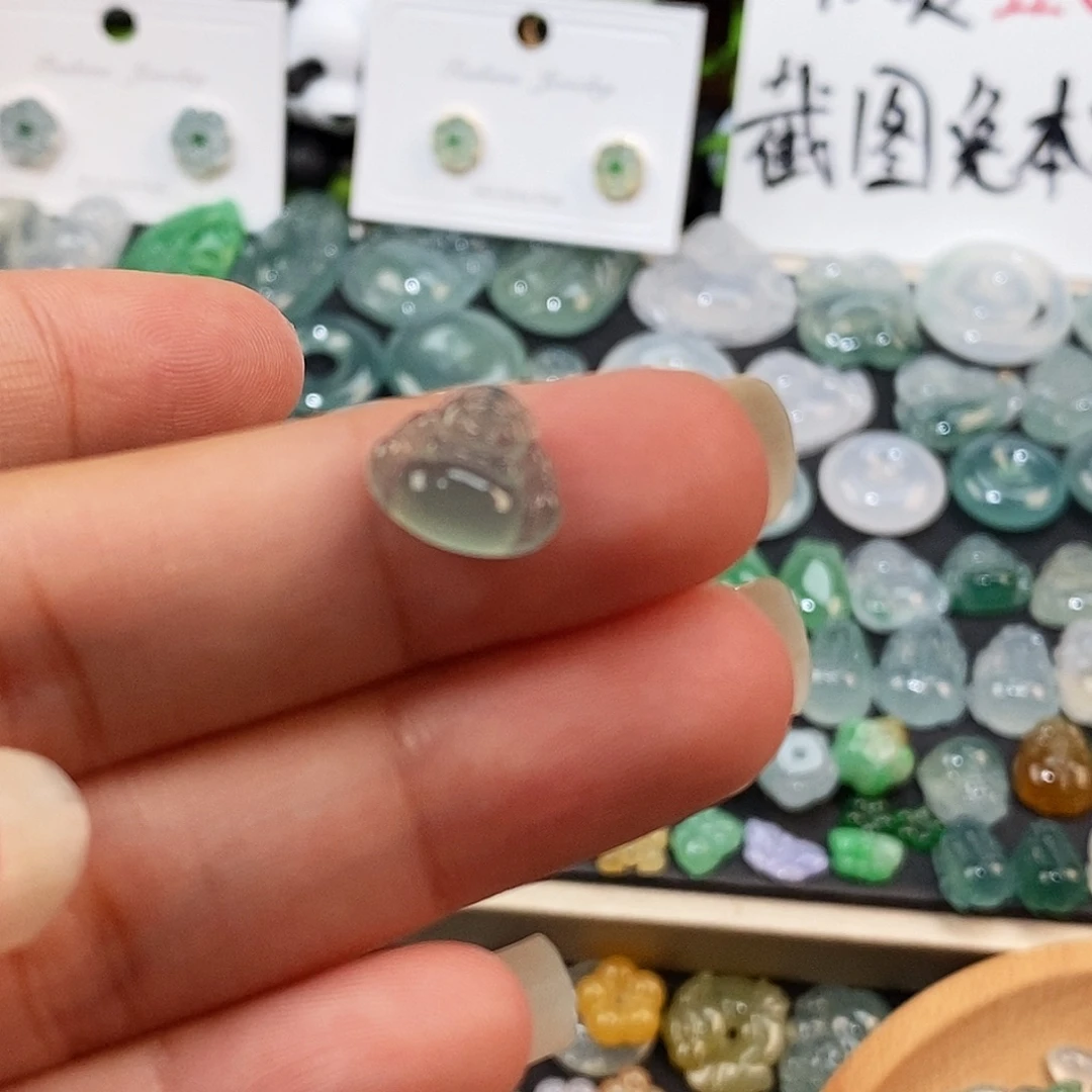 丫****翡翠未镶嵌颈饰冰种小佛公