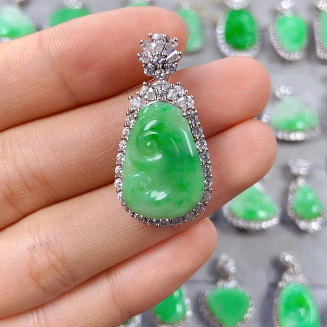 翡翠未镶嵌颈饰如意