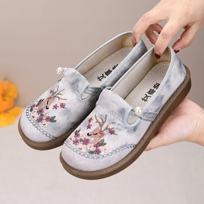 春秋绣花鞋女一脚蹬平底老北京妈妈鞋百搭休闲鞋透气软底单鞋轻奢