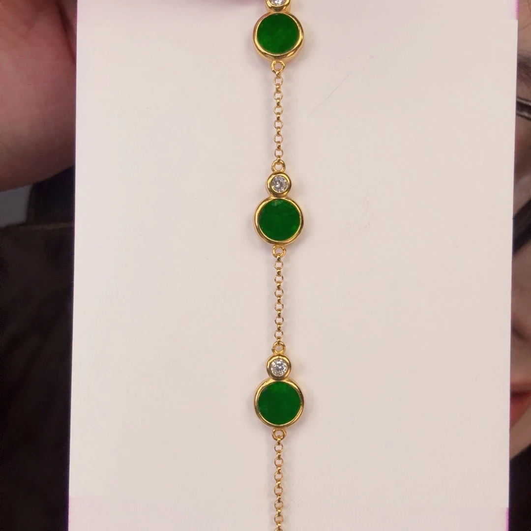 翡翠未镶嵌颈饰一件