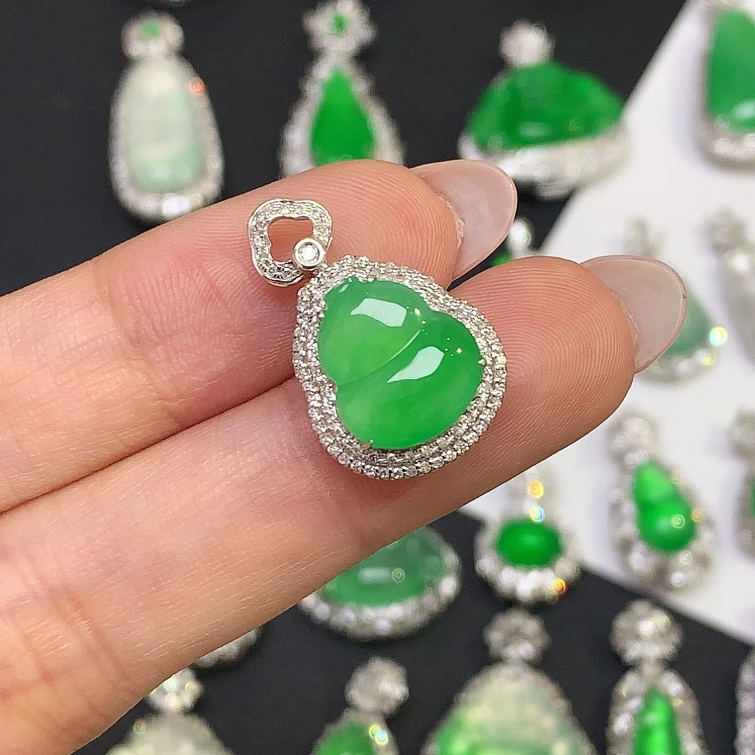 翡翠18K金镶嵌颈饰葫芦