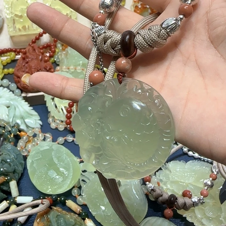 未镶嵌蛇纹石玉吊坠