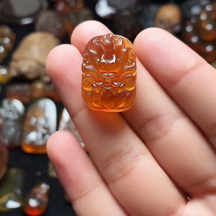 琥珀未镶嵌颈饰，，