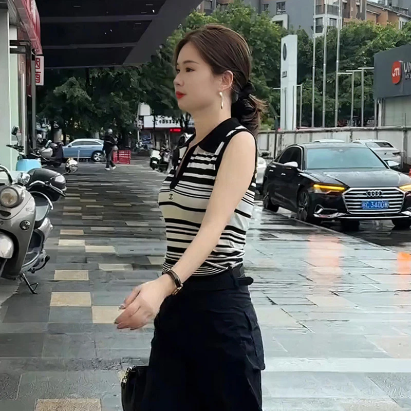 2025年时尚风潮牌女装无袖夏季好看显瘦polo领条纹显瘦女装针织衫