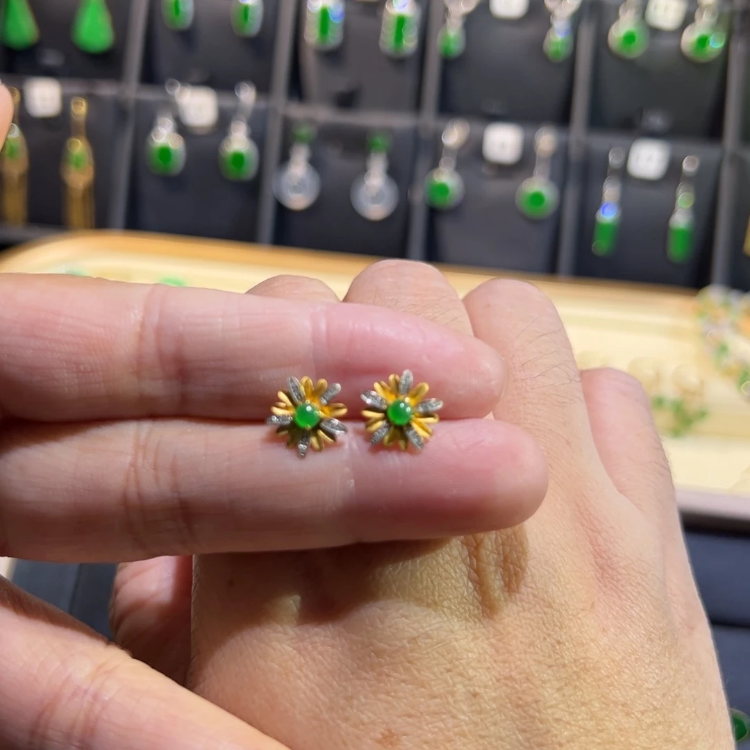 颈饰18K金镶嵌翡翠耳钉