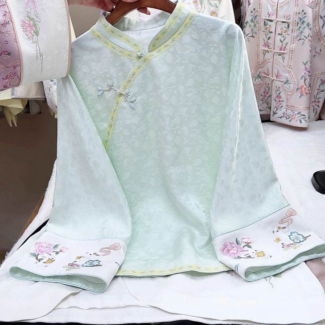 织绣真丝嫩芽绿上衣 兔子