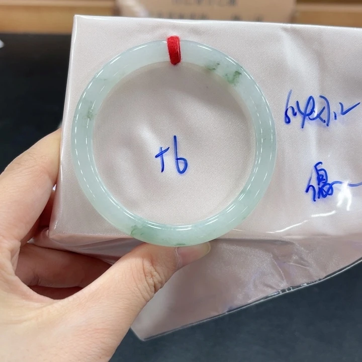 翡翠手镯未镶嵌翡翠