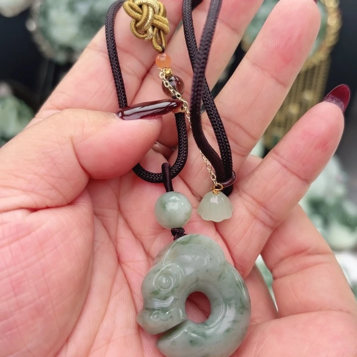 透闪石-蛇纹石玉未镶嵌颈饰