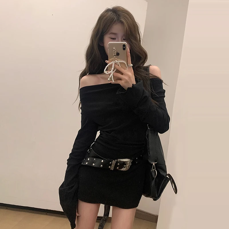 一字肩黑色气质连衣裙子女早秋季2025新款性感辣妹御姐风包臀短裙